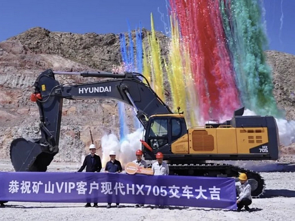 First HYUNDAI 70-Ton Class HX705 Excavator Delivered to Ningxia