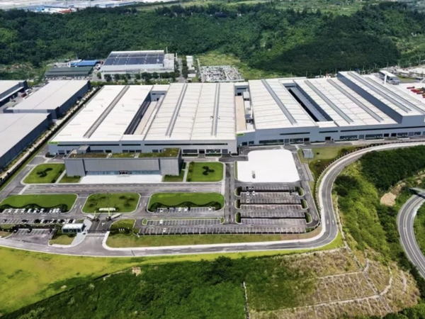 ZOOMLION Completes Delivery of World's Largest Articulated Boom Crane