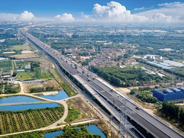 LIUGONG’s Unmanned Paving Contributes to Construction